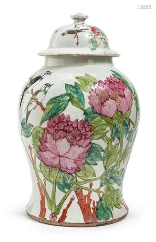 A CHINESE POLYCHROME ENAMELED PORCELAIN JAR WITH LID, 20TH C...