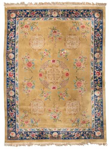 A CHINESE TIEN-TSIN CARPET. FIRST HALF 20TH CENTURY. STAINS.