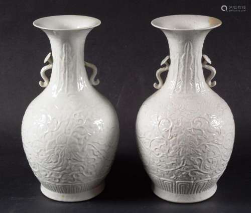 Paire de vases balustres en porcelaine