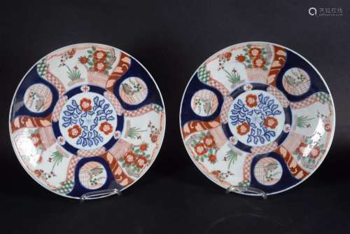 Suite de deux plats en porcelaine