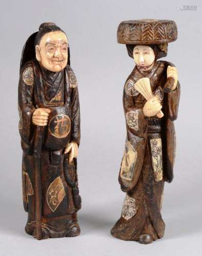 JAPON. Deux figurines en bois sculpté