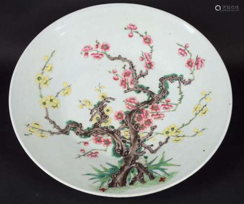 CHINE. Plat circulaire en porcelaine