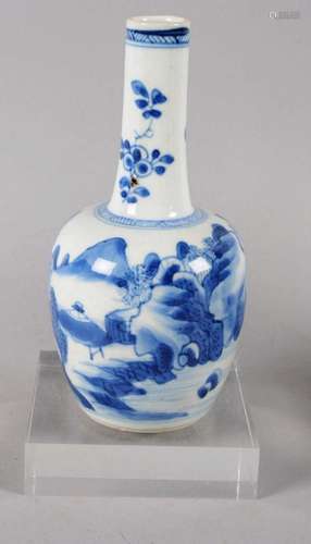 Petit vase en porcelaine. Chine