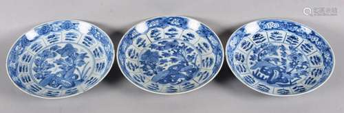 Suite de trois (3) assiettes creuses . Chine