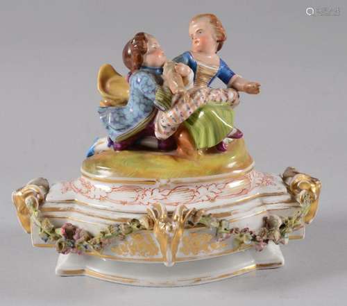 Bonbonnière en porcelaine de Paris.