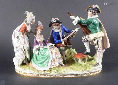 Groupe en porcelaine polychrome