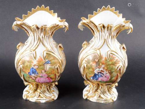 Paire de vases en porcelaine