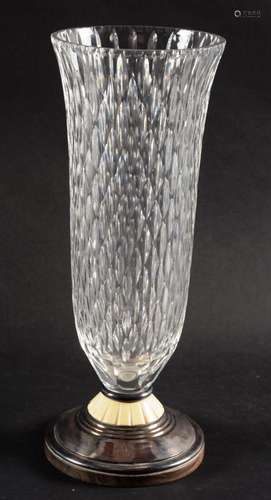 Grand vase en cristal, pied en argent