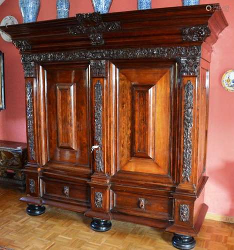 Belle et grande armoire KUSSEN KAST.