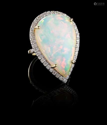 *Bague sertie d'une opale à fond blanc taille cabochon ...