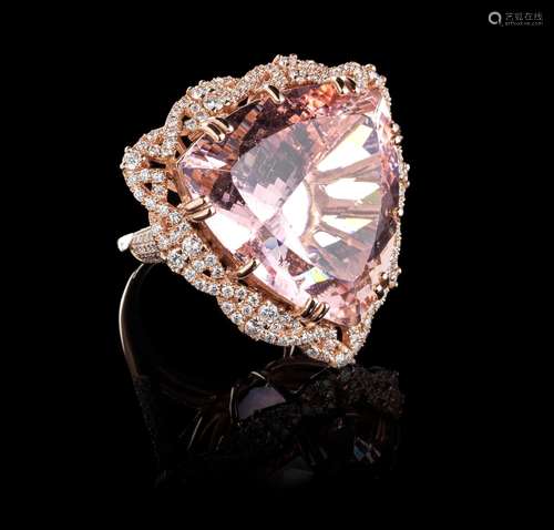 Bague sertie d'une kunzite taille troïda (40,92 ct) sur...