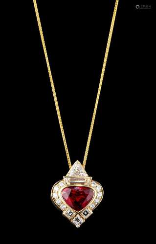 *Pendentif serti d'un rubis taille poire fantaisie (env...