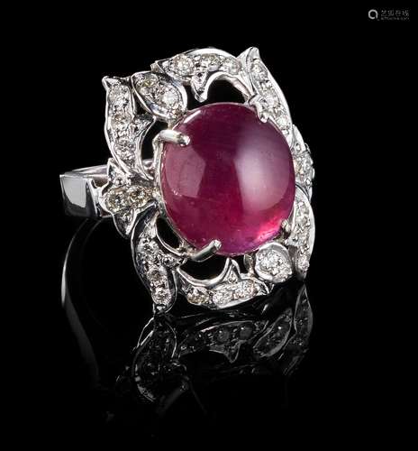 *Bague sertie d'un rubis taille cabochon (env. 12 ct)