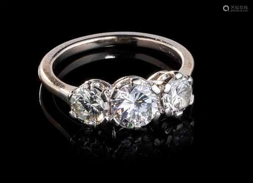 Bague trilogie sertie de trois diamants (total env. 1,9 ct)