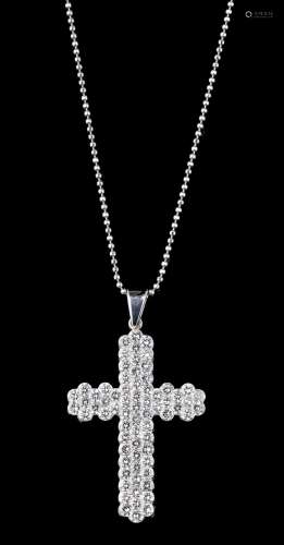 Pendentif à motif de croix pavée de diamants hexagonaux en s...