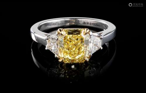 *Bulgari, bague sertie d'un diamant fancy vivid yellow ...