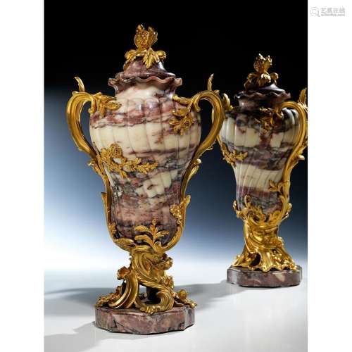 Paar imposante Louis XV-Deckelvasen in Marmor und vergoldete...