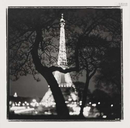 Keith Carter (1948) - Eiffel Tower, tirage au gélatino-bromu...