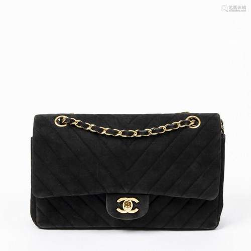 CHANEL - Sac timeless à double rabas en peau retournée noire...