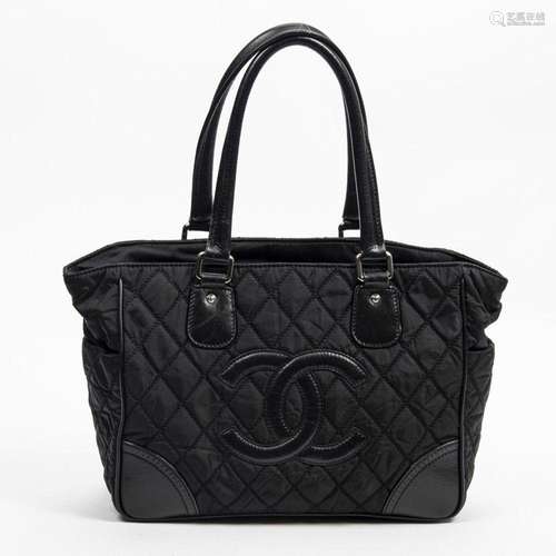 CHANEL - Sac cabas en nylon matelassé et application de cuir...