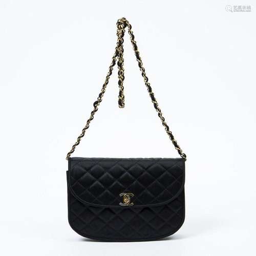 CHANEL - Pochette de soir en satin matelassé noir de forme d...