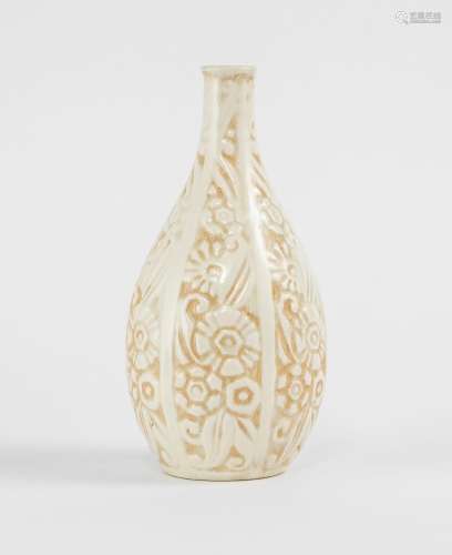 Charles Catteau (1880-1966) - Vase à décor de fleurs, faïenc...