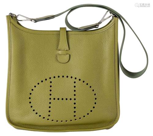 Hermès, sac Evelyne 29 en cuir Togo vert anis,