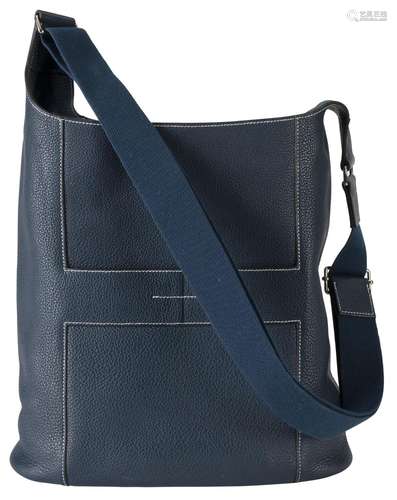 Hermès, sac Good News cuir Taurillon Clémence bleu marine,