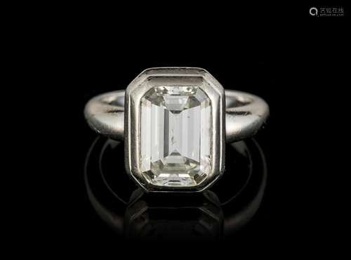 Bague or gris 750 sertie d'un diamant taille émeraude (...