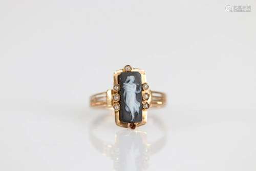 Ring in 18 K Gold, onyx and pearl