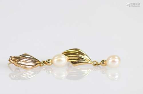 Pair of earrings, 18 K gold and pearl