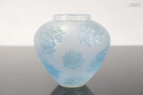 RENE LALIQUE (1860-1945) vase with plant decoration