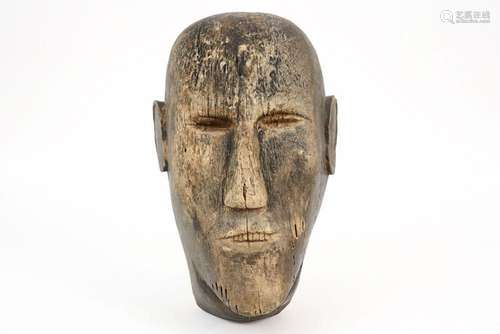 SULAWESI Toraja-masker in hout met typisch gestileerd mensel...