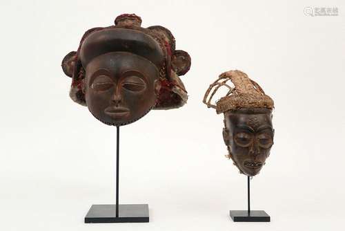 AFRIKA - KONGO twee Tsjokwe-maskers in hout en rotan en één ...