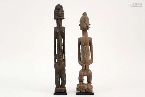 AFRIKA - MALI twee Dogon - sculpturen in hout met een patina...