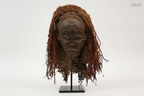 AFRIKA - KONGO Tsjokwe - masker in hout en raffia met een me...