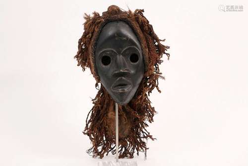 AFRIKA / IVOORKUST - ca 1950 Dan-masker in hout met oud text...