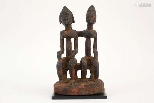 AFRIKA - MALI Dogon dubbelsculptuur in hout met goede patina...