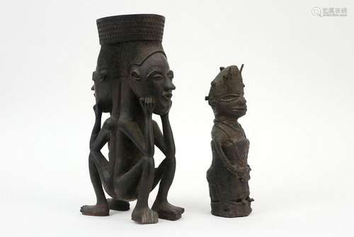 AFRIKA - KONGO twee sculpturen, één in brons en één in hout ...