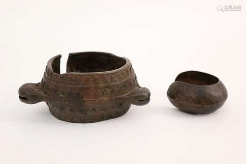 Lot van twee Afrikaanse armbanden two African metal bracelet...