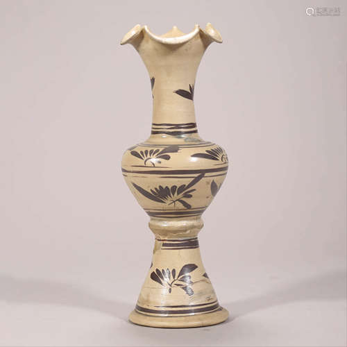 A Cizhou Kiln Flower Foliate-Edge Vase