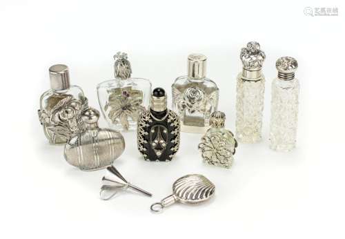 Konvolut Miniaturflakons und ein Miniatur-Parfumtricher