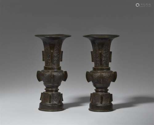A pair of bronze vases. 17th/18th century