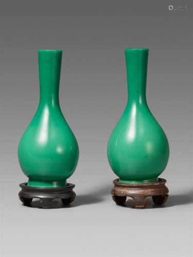 A pair of green sandwiched glass bottle vase. 18th/19th cent...