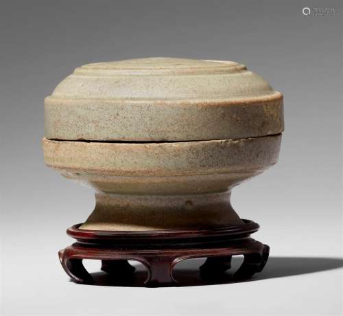 A Yue celadon footed box and cover. 9th/10th century