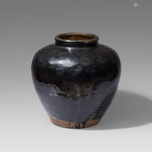A large Henan-type black-glazed jar. Song dynasty (907–1279)