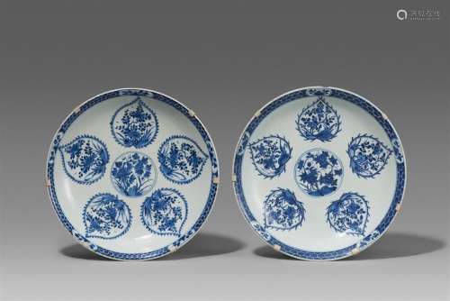 Zwei große blau-weiße Schalen. Kangxi-Periode (1662–1722)