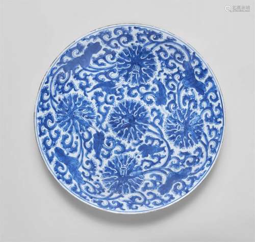A large blue and white charger. Kangxi-Periode (1662–1722)