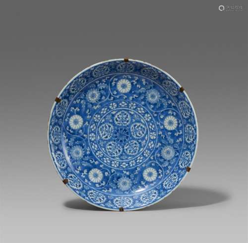 A large blue and white dish. Kangxi period (1662–1722)