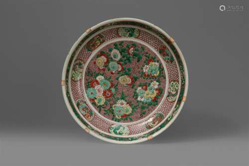 A large wucai saucer dish. Kangxi period (1662–1722)